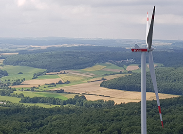 Im Windpark Fischbach haben die Bauarbeiten für zwei Windenergieanlagen begonnen (Beispielbild Windpark Homberg, gleicher Anlagentyp Vestas V126) 