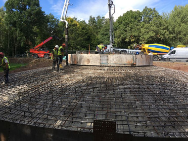 In die Schalung wird Beton für die WEA gegossen