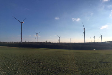 Die Windenergieanlagen im Wald bei Trendelburg in Hessen sind errichtet
