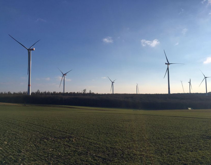 Die Windenergieanlagen im Wald bei Trendelburg in Hessen sind errichtet