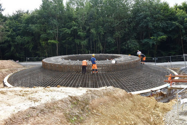 Bewehrungsarbeiten am Fundament Ein dichtes Gitter an Stahlstreben bildet die Bewehrung des Fundaments