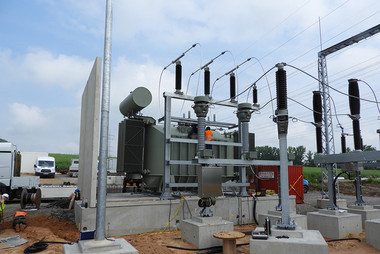Der 110 kV-Trafo des Umspannwerks für den Windpark Trendelburg wurde geliefert und ist errichtet.