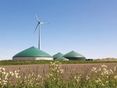 Windrad und Bioenergieanlage