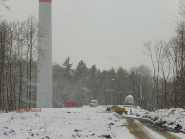 Errichtung einer Windenergieanlage im winterlichen Wald