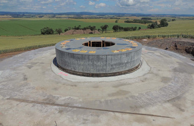 Die Innenschalung für das Fundament spart die Mitte des Baubereichs aus