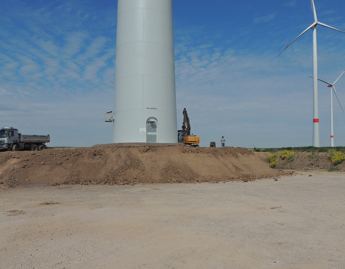 Am Fuß einer Windenergieanlage wird das Fundament profiliert