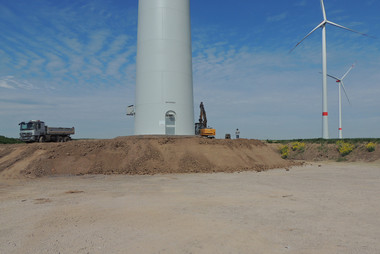 Am Fuß einer Windenergieanlage wird das Fundament profiliert
