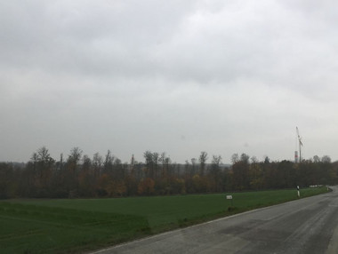Betonabschnitte WEA-Türme zwei Betontürme ragen aus dem Wald hinaus