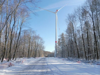 Windenergieanlage im Wald bei Trendelburg