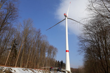 Die Windräder im Wald bei Trendelburg in Hessen sind errichtet