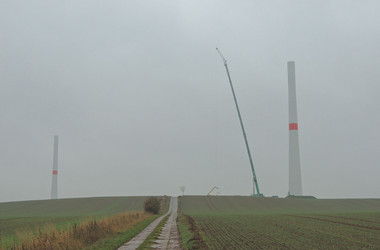Zwei Türme ragen über dem Feld auf, oberer Abschnitt und die Turbine fehlen jeweils noch