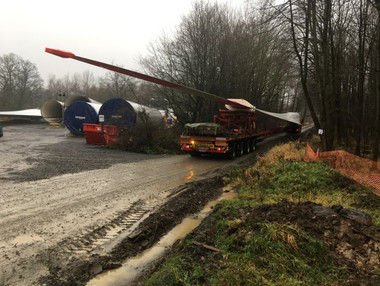 Schwerlasttrasnport mit Rotorblatt auf einem Waldweg