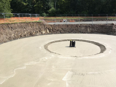 Der Boden einer Baugrube ist mit einer Sauberkeitsschicht aus Beton bedeckt