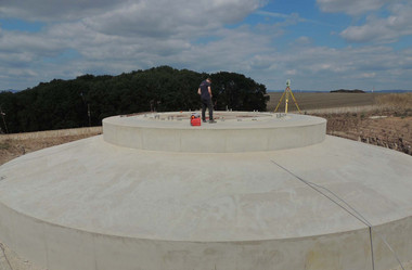 Fundament ohne Außenschalung und vor der Verfüllung Vom Boden der Baugrube ragt das noch nicht verfüllte Fundament auf