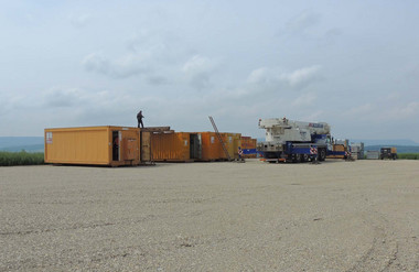 Die Vorbereitung des Fundamentbaus beginnt. Die Container für die Baufirmen werden aufgestellt.