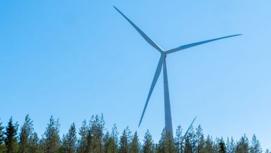 Tuulivoimala metsässä.
