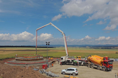 Zwischen Außen- und Innenschalung wird Beton gepumpt