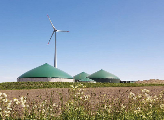 Biomassanlage und Windkraftanlage