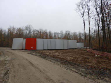 Turmsegmente Betonhalbschalen lagern neben dem fertigen Fundament