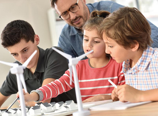 Drei Kinder entdecken die Windkraft