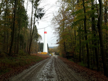 fertiger Betonturm WEA Betonabschnitt eines WEA-Turms im Wald