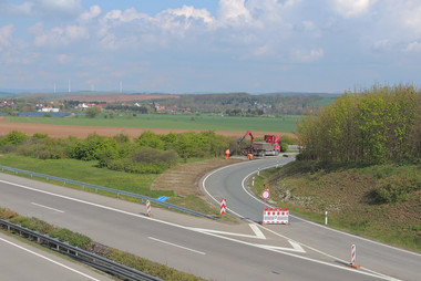 Ein Baufahrzeug entfernt die temporäre Erweiterung des Abfahrt