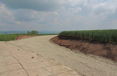 Die Wege innerhalb des Windparks sind fertig. Durch Bodenplatten und Schotter sind mit schweren Lasten befahrbare Wege entstanden.