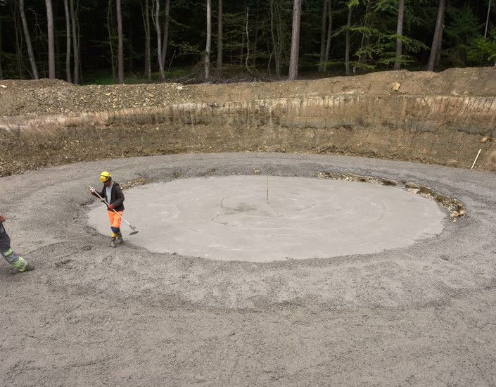 Am Grund einer Baugrube befindet sich eine Sauberkeitsschicht aus Beton