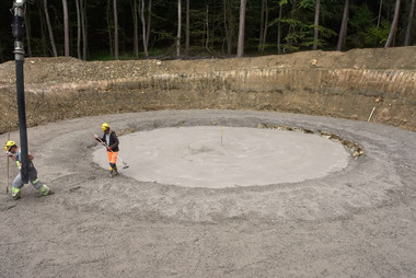 Am Grund einer Baugrube befindet sich eine Sauberkeitsschicht aus Beton