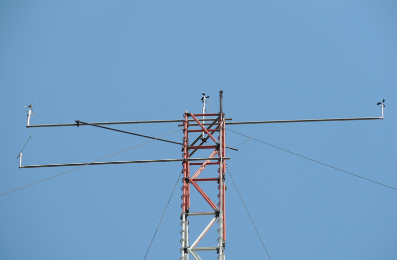 Windmessmast mit Anemometern und Windfahne