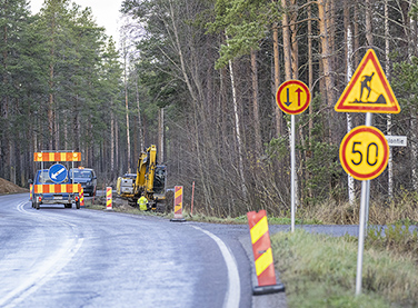 Kuva: Ville Suorsa Liikennemerkkejä metsässä kulkevalla maantiellä.