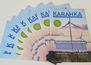 Karahkan asukaslehti Aikakauslehtiä pöydällä.
