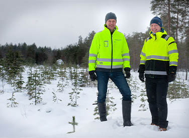 VSB Suomen maajohtaja Seppo Tallgren (oik.) ja Suomen Maastorakentajien toimitusjohtaja Jukka Juola taustanaan aluetta, jonne Juurakon tuulipuistoa ryhdytään rakentamaan. Kuva: Jorma Uusitalo